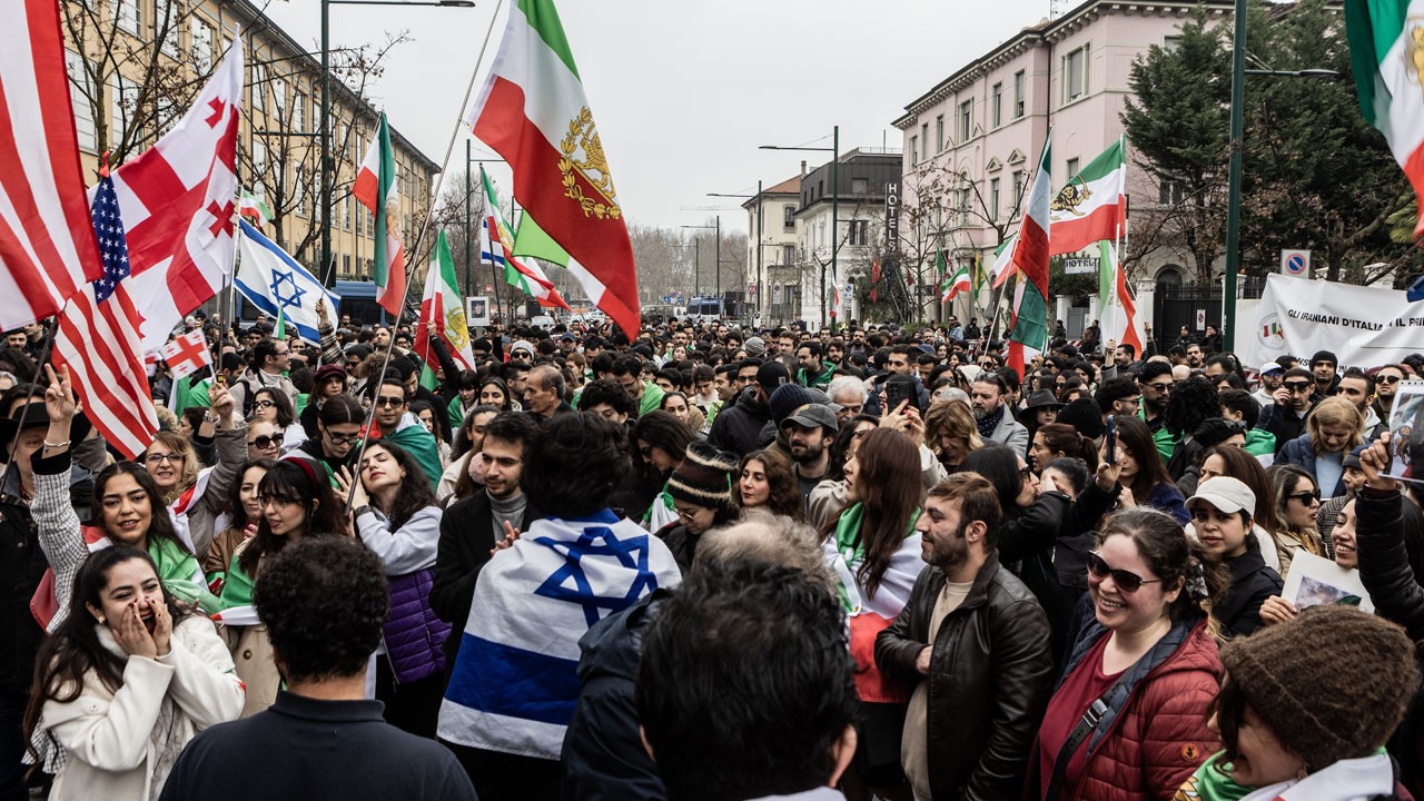 Trump görseli taşıdılar! Milano’da İran hükümetine karşı protesto!