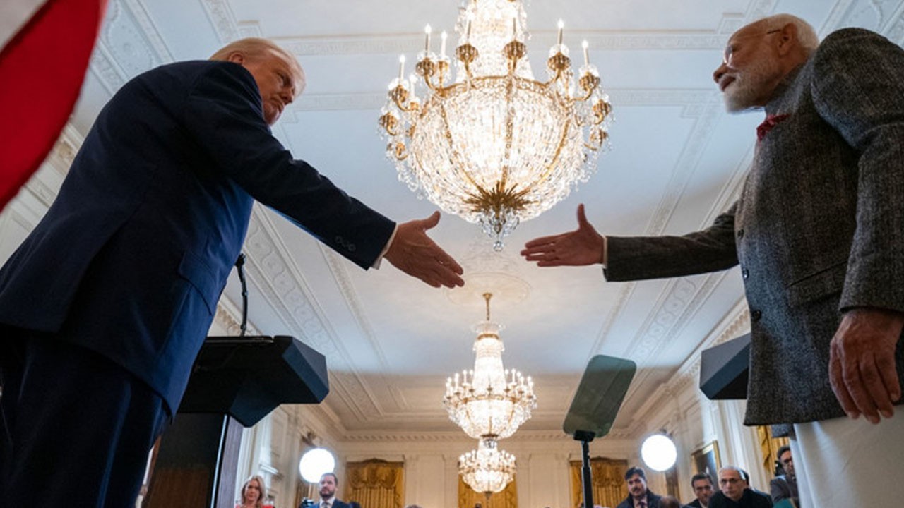 Trump: Hindistan yalnızca büyük miktarda petrol satın almakla kalmıyor