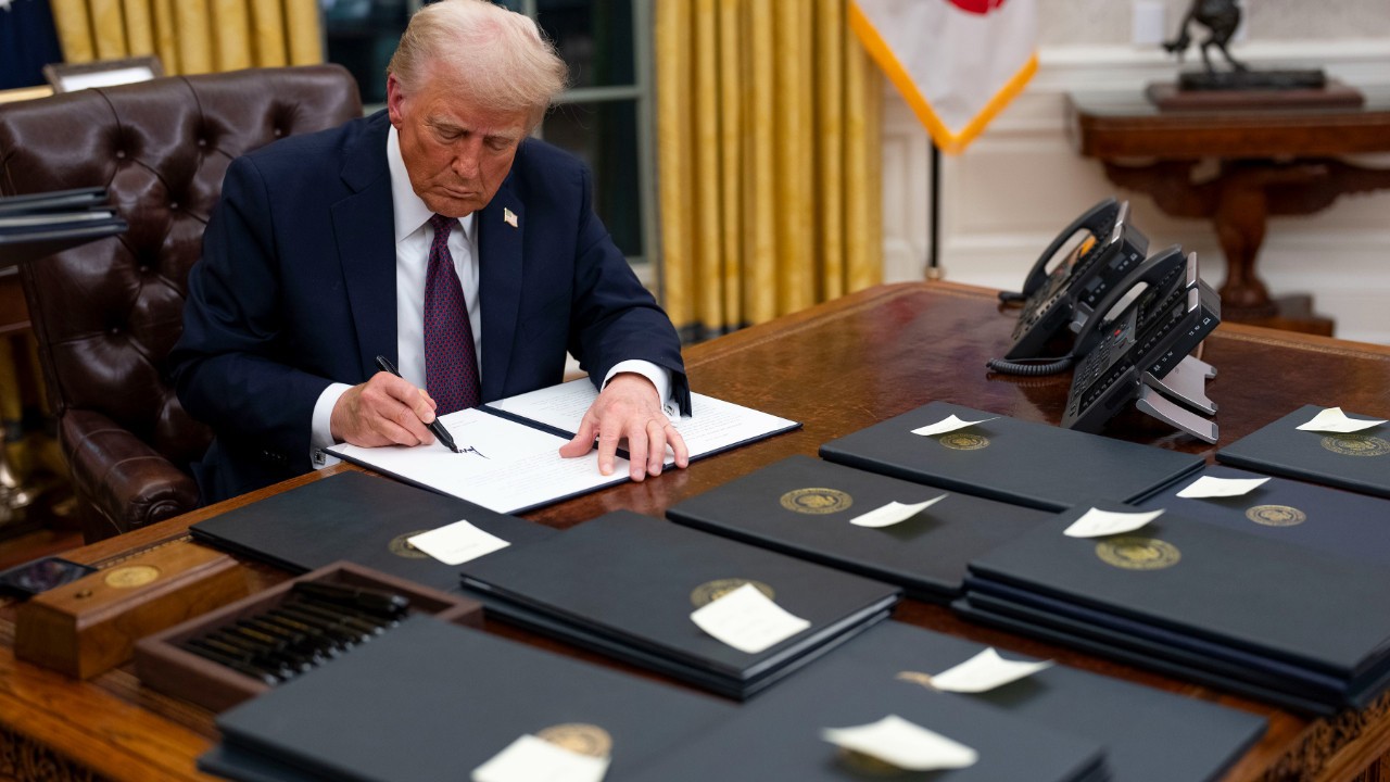 Trump, iğrençliğin önüne geçen kararnameyi imzaladı