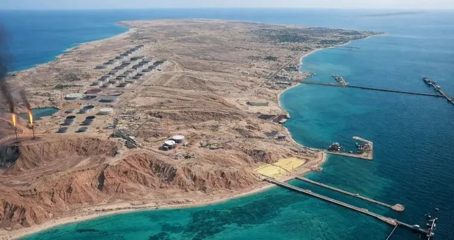 Trump ilan etti: "Hark Adası'nı vurduk, askeri hedefleri yok ettik!"