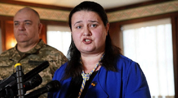 Trump ile Zelenski tartışırken Ukrayna büyükelçisinin o zor anları! Başından aşağı kaynar sular döküldü