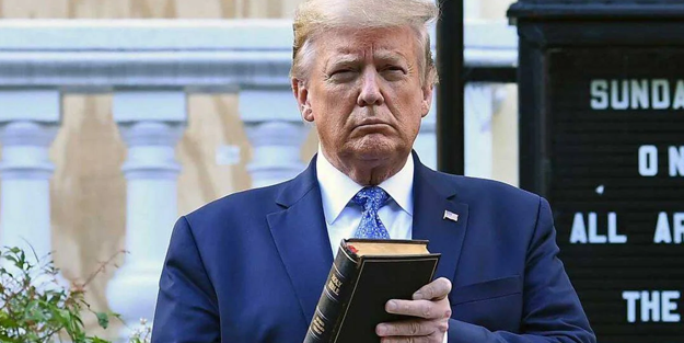 Trump İncil satışına başladı