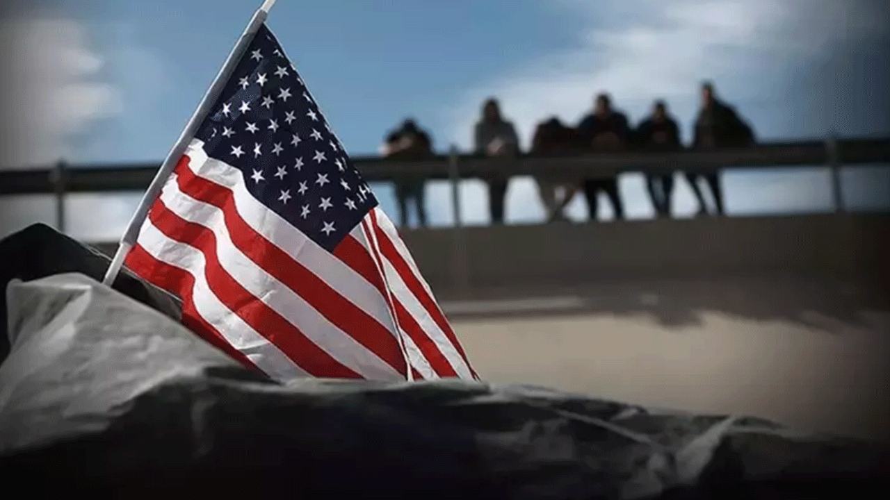 Trump istediğini aldı! Yüz binlerce göçmenin sınır dışı edilmesinin önü açıldı