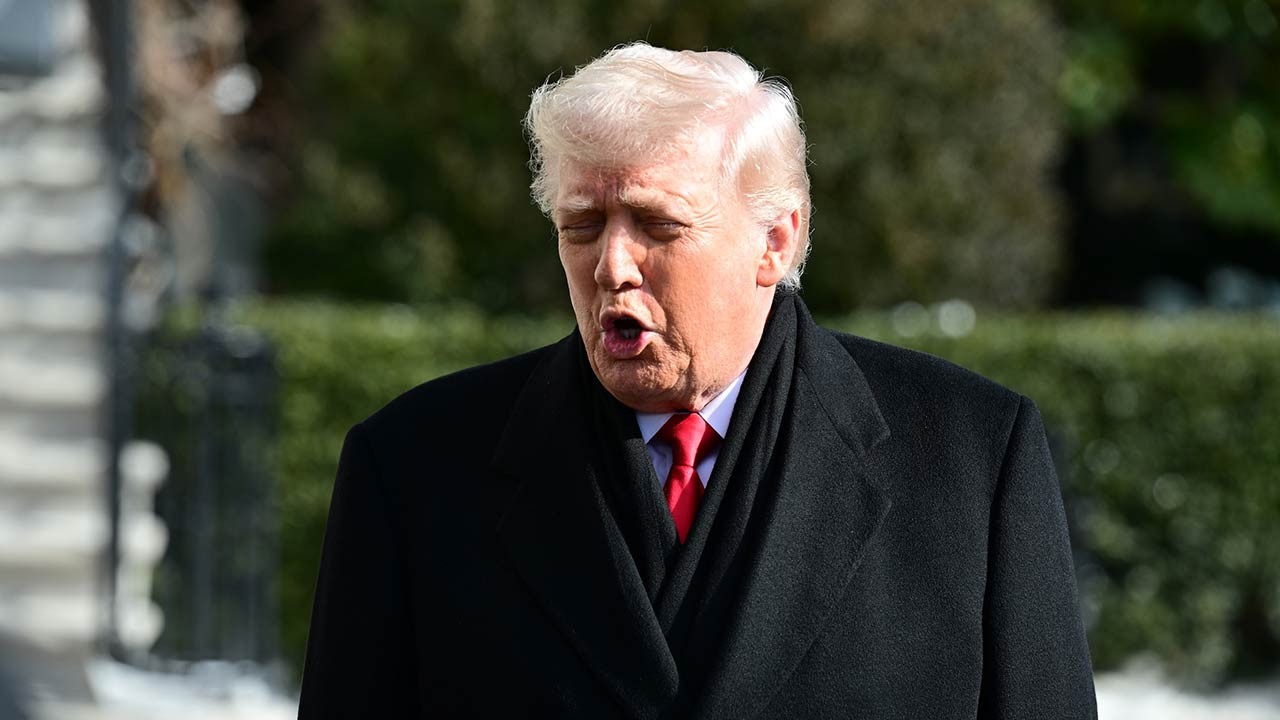 Trump istifası istenen bakanını savundu