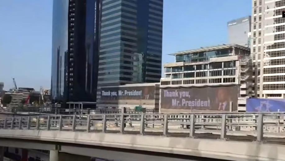 Trump Netanyahu’dan Aferin aldı. İsrail sokakları Trump fotoğraflarıyla donatıldı