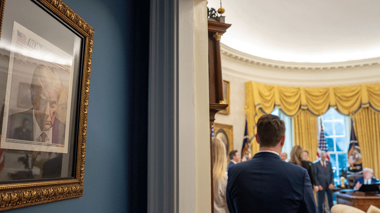 Trump o fotoğrafı oval ofise astı