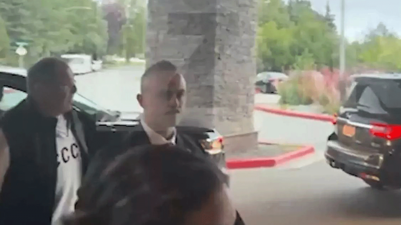 Trump-Putin zirvesine böyle gitti: Lavrov’un tişörtü olay oldu