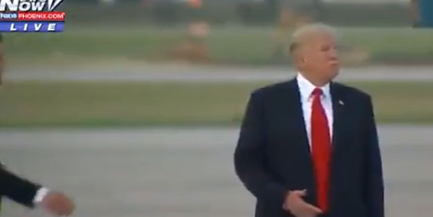 Trump trollemeye devam ediyor! Dibindeki makam aracını göremedi