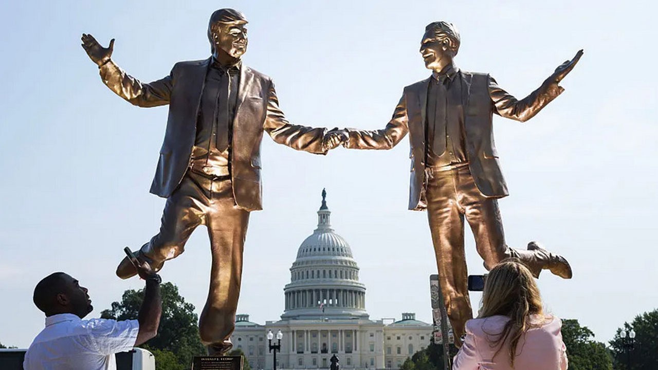 Trump ve Epstein’ın dostluğunu simgeliyordu! Rezaletin heykelini kaldırdılar