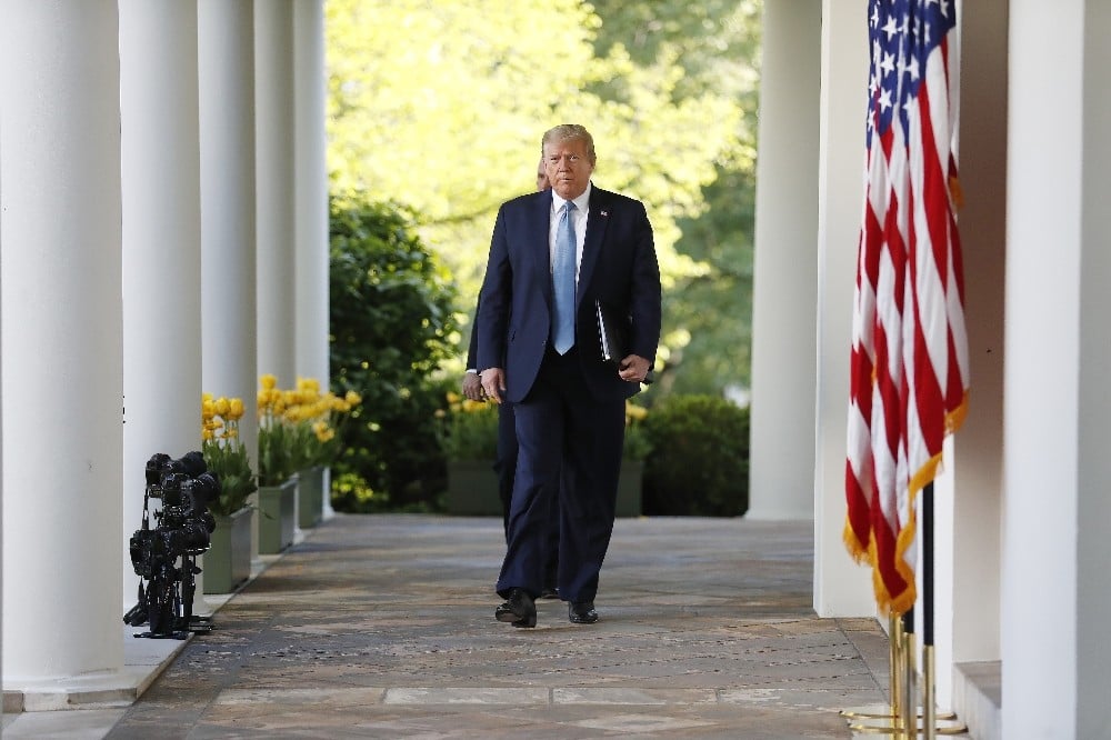 Trump, yardım çeklerine kendi ismini yazdırdı 