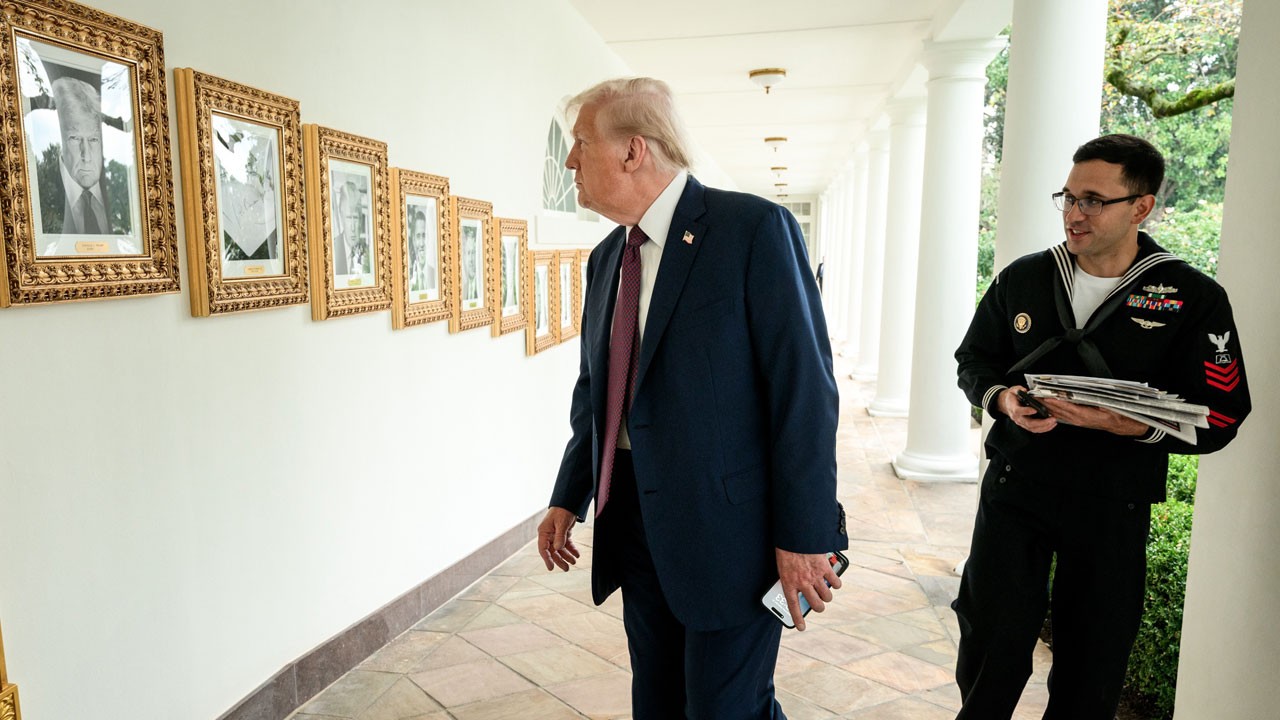 Trump yine yaptı yapacağını! Biden'in fotoğrafının yerine bakın ne koydu?