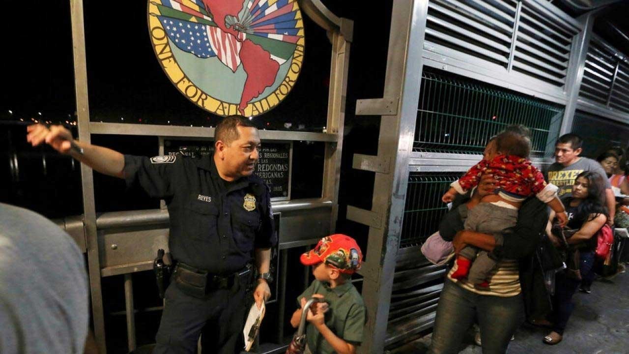 Trump yönetimi göçmen çocukların peşine düştü! Para teklif ettiler