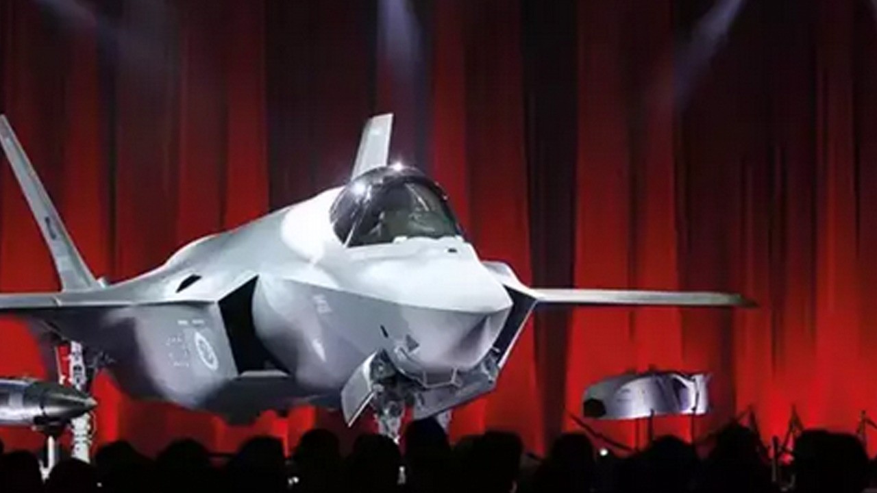  Trump’a gözler çevrildi: 6 F-35 savaş uçağı hangarda bekliyor! Gerçekten neler oluyor?