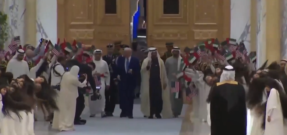 Trump'a ilginç karşılama! BAE Başkanlık Sarayı'nda şaşaalı tören