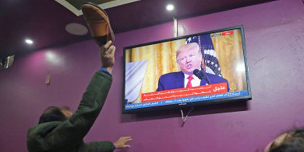 Trump'ı dinlerken yerinde duramadı