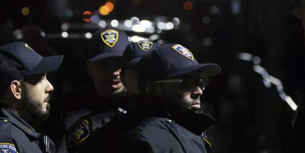 Trump'ın duruşmasının yapıldığı mahkemenin önünde bir kişi kendini ateşe verdi