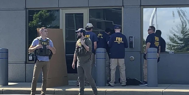 Trump'ın evini basan FBI binasında alarm!
