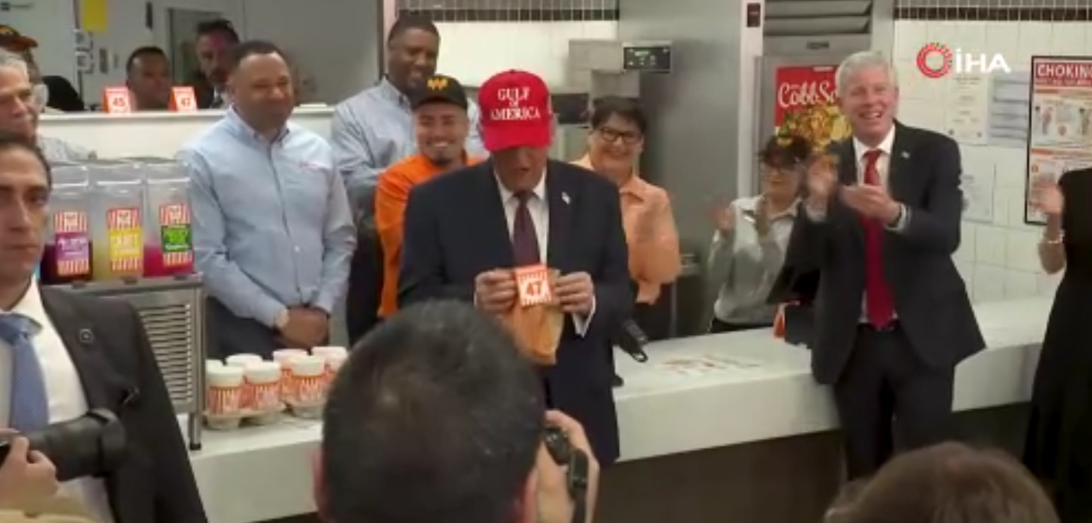 Trump'ın hamburgerci ziyareti olay oldu