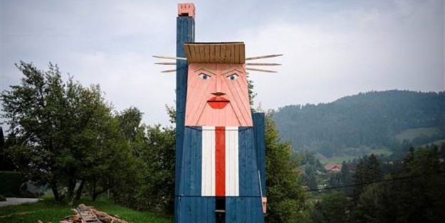 Trump'ın heykelini ateşe verdiler