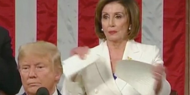 Trump'ın konuşma metnini yırttı!