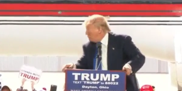 Trump'ın kürsüde korku dolu anları!