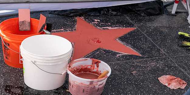 Trump’ın Şöhretler Kaldırımı'ndaki yıldızını kazmayla parçaladı