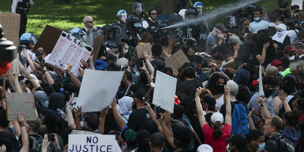 Trump'ın yürüyeceği yoldaki göstericilere polis acımadı