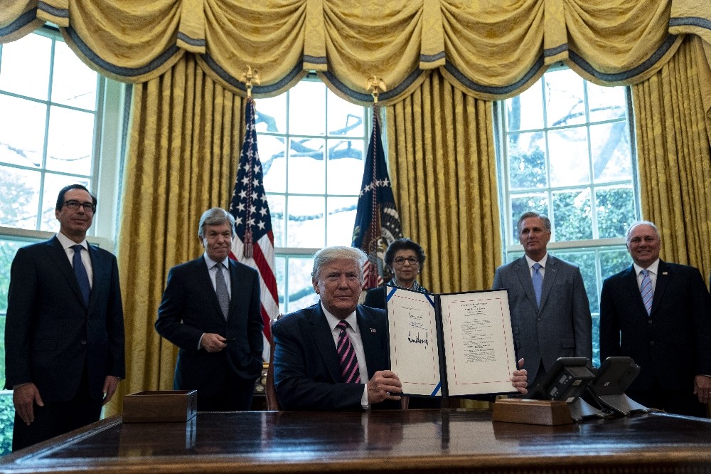 Trump’tan 484 milyar dolarlık yeni yardım paketine onay 