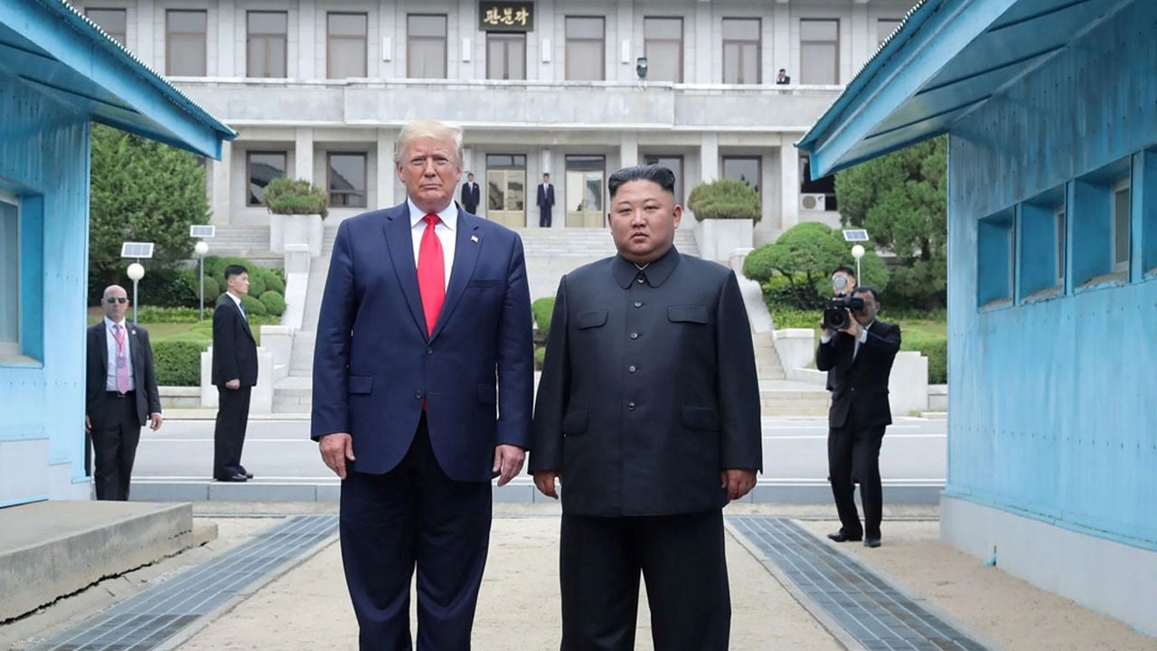 Trump’tan Kim Jong Un paylaşımı olay oldu! "Bu bakışa aldanmayın, çok iyi geçiniyoruz"