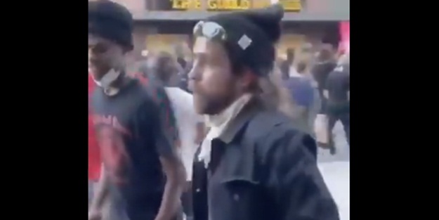 Trump'tan tehdit gibi paylaşım: Seni görüyoruz