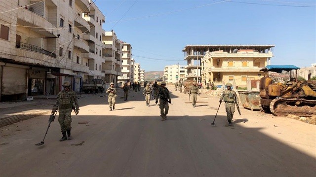 TSK, Afrin’de patlayıcıları imha ediyor