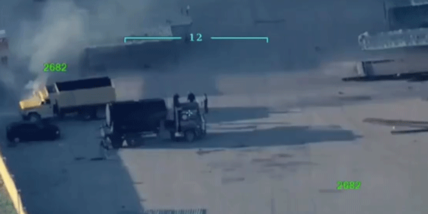YPG'li teröristler sivilleri engellemek için araçları yakmaya başladı