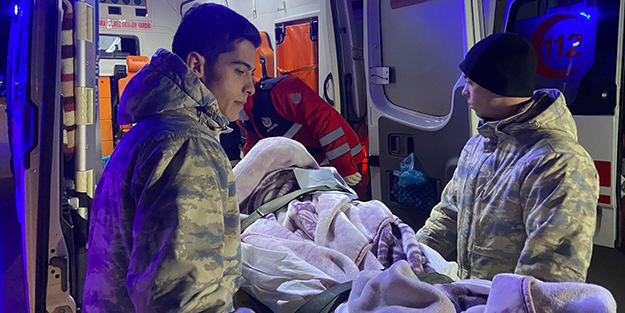TSK depremzedeler için teyakkuzda! Askeri kargo uçağıyla İstanbul'da getirildiler