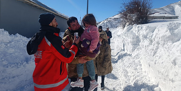 TSK ve UMKE 3 metreyi aşan karla kaplı köydeki vatandaşları nakletti!
