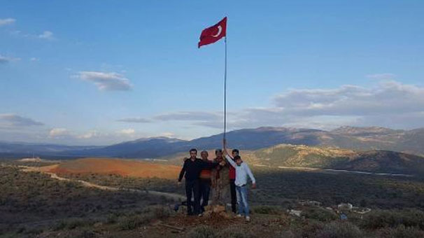 TSK vurdu! Köylüler bayrak dikti...