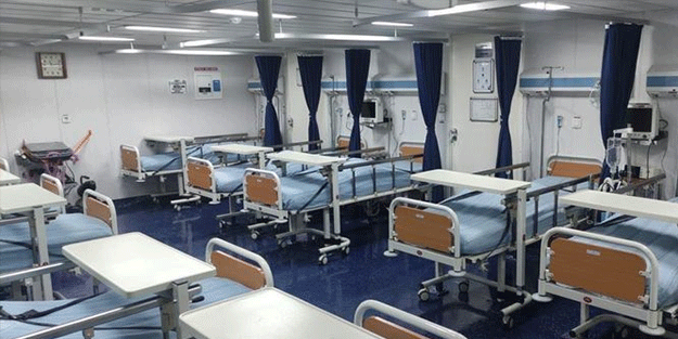 TSK'nın 2 dev çıkarma gemisi depremzedeler için yüzer hastane oldu
