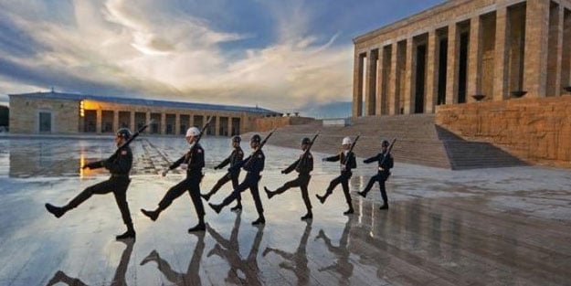 TSK'nın paylaştığı Anıtkabir fotoğrafını Ayasofya'ya bir cevap olarak yorumladılar