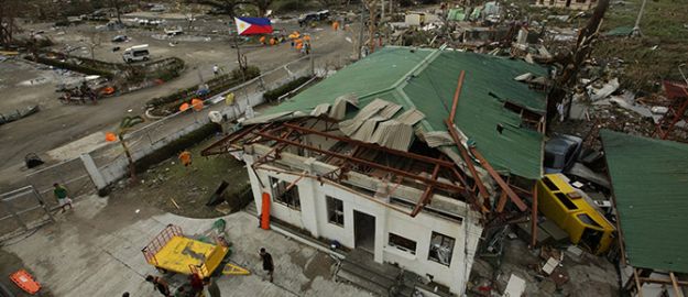 Tsunami gibi tayfun: 10 bin ölü