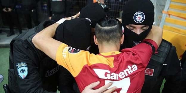 TT Arena'da duygu dolu anlar! Polise sarıldı