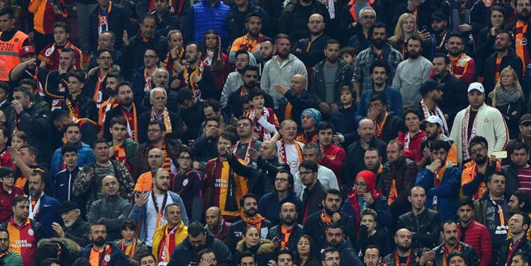 TT Stadı'nda yayıncı kuruluş spikerine saldırı