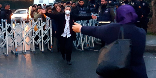 TTB Başkanı Fincancı serbest kalınca ilk ona sarıldı!