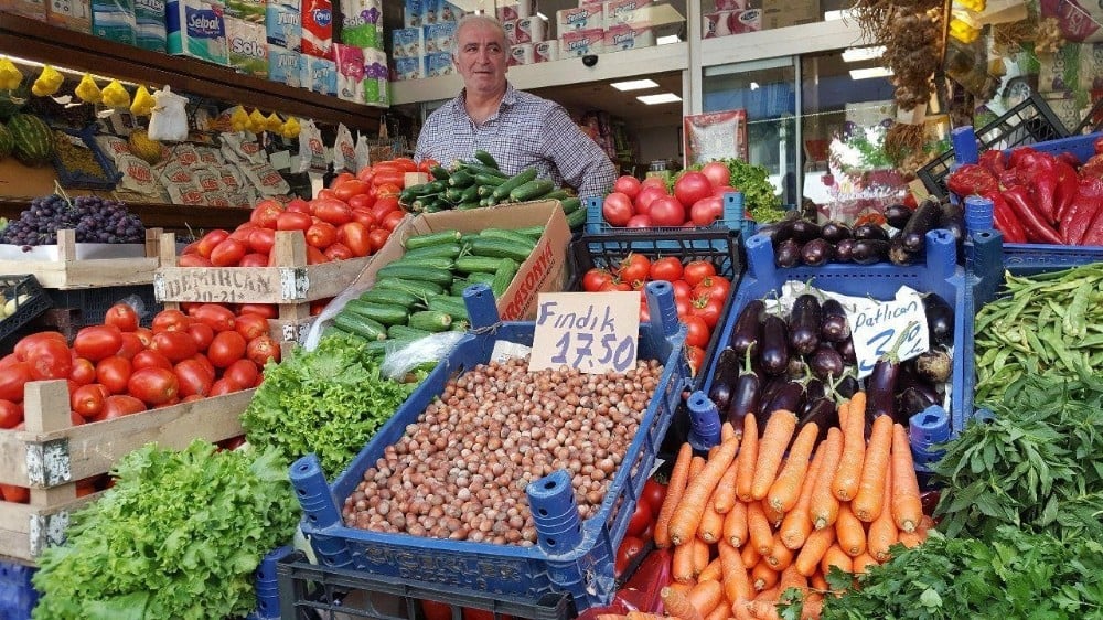Tüccara kızdı, fındığını markette satmaya başladı 