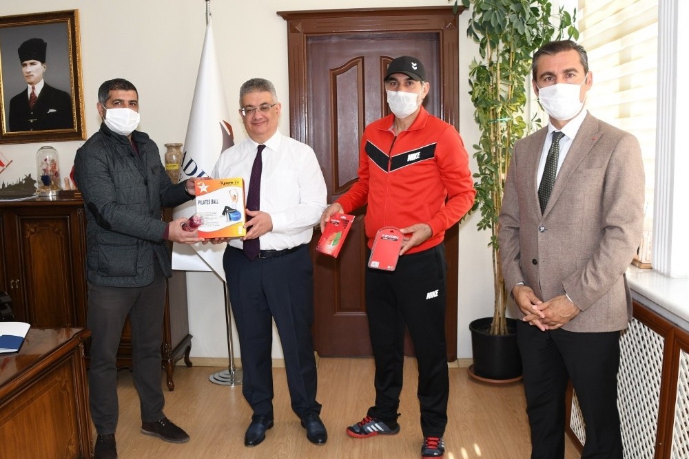 TÜFAD’dan protokol üyelerine spor malzemesi 