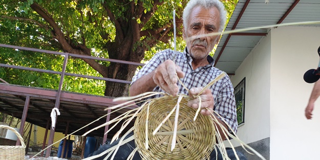 Tufan usta 57 yıldır kamıştan sepet örerek ekmeğini kazanıyor
