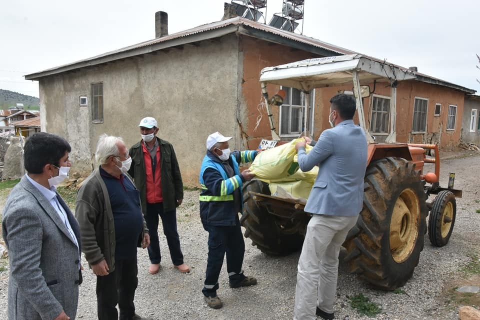 Tufanbeyli Belediye Başkanı Ergu, vatandaşın tarlasını gübreledi 