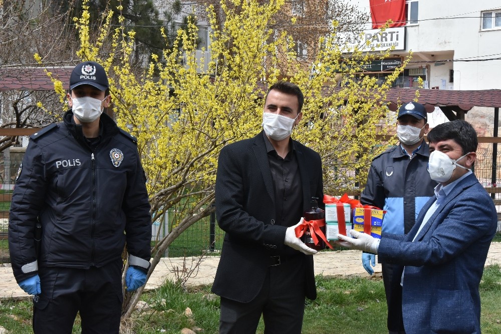 Tufanbeyli belediye Başkanı Ergü’den polislere dezenfekte ve maskeli kutlama 