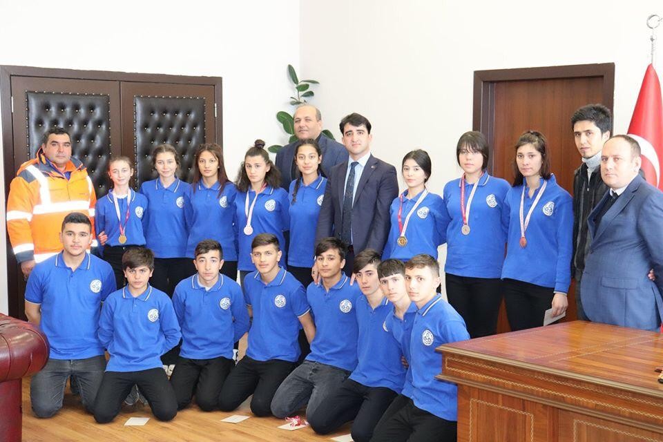 Tufanbeyli Kız Güreş Takımı il birincisi oldu 