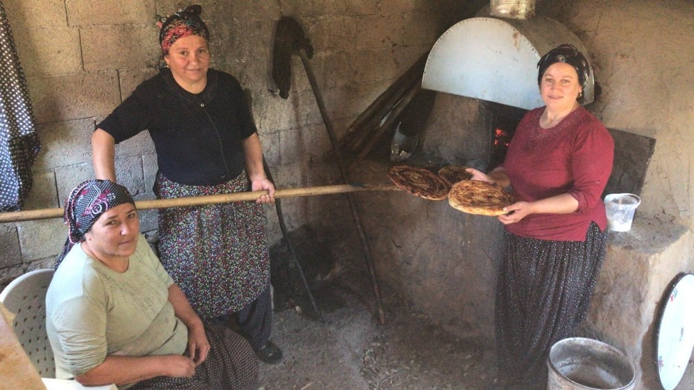 Tufanbeyli’de kadınların kömbe mesaisi 
