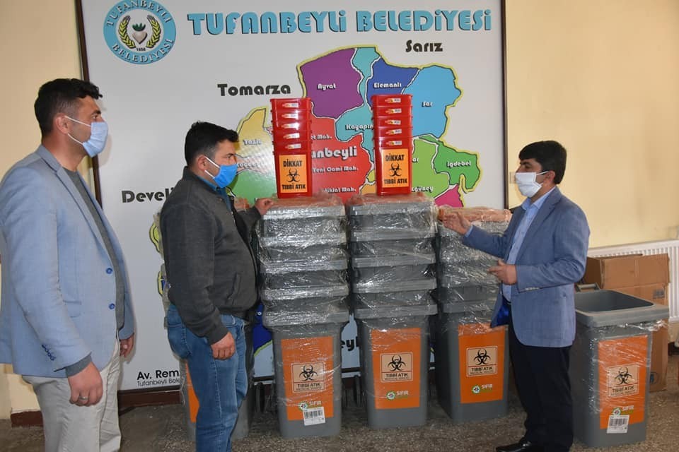 Tufanbeyli’de maske ve eldiven için atık kutusu 