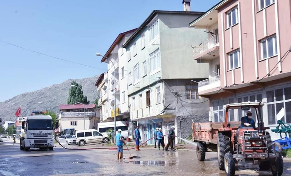 Tufanbeyli’de sokaklar bayram öncesi köpüklü suyla temizlendi 